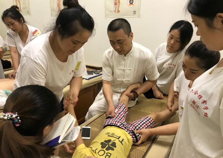 小兒推拿培訓(xùn)班一般多少錢(qián)?可以自學(xué)嗎?