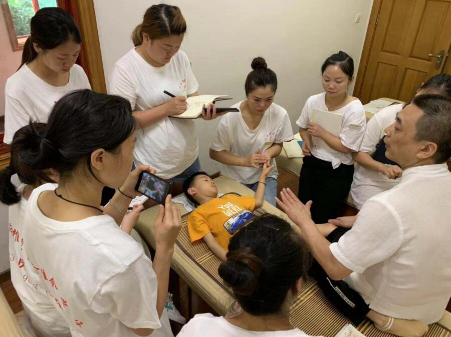 誰知道重慶本地比較靠譜的小兒推拿培訓班？