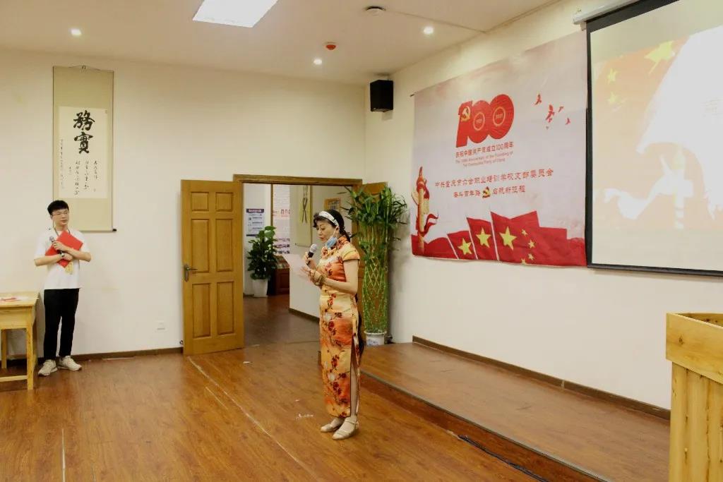 重慶六合學(xué)校全體黨員師生員工隆重慶祝建黨100周年
